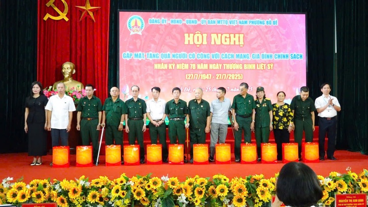 Phường Bồ Đề tổ chức gặp mặt, tặng quà người có công và gia đình chính sách nhân kỷ niệm 78 năm Ngày Thương binh - Liệt sĩ- Ảnh 5.