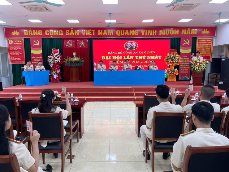 Tập trung thực hiện ba khâu đột phá mang tính chiến lược; Xây dựng đội ngũ cán bộ, đảng viên có đủ “Tâm, tầm, tài, đức”- Ảnh 1.