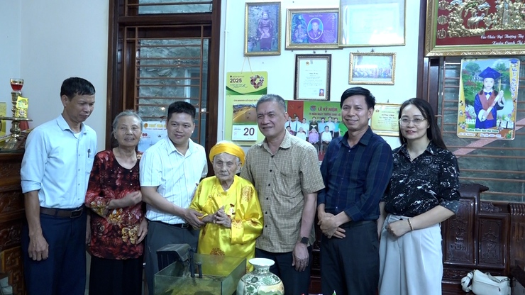 Chủ tịch UBND xã Mỹ Đức Nguyễn Quang Đường thăm và tặng quà mẹ Việt Nam anh hùng và thương binh, thân nhân liệt sĩ nhân dịp kỷ niệm 78 năm Ngày Thương binh liệt sĩ- Ảnh 1.