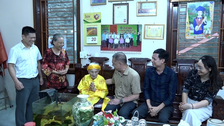 Chủ tịch UBND xã Mỹ Đức Nguyễn Quang Đường thăm và tặng quà mẹ Việt Nam anh hùng và thương binh, thân nhân liệt sĩ nhân dịp kỷ niệm 78 năm Ngày Thương binh liệt sĩ- Ảnh 2.