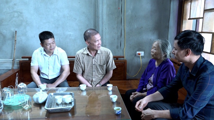 Chủ tịch UBND xã Mỹ Đức Nguyễn Quang Đường thăm và tặng quà mẹ Việt Nam anh hùng và thương binh, thân nhân liệt sĩ nhân dịp kỷ niệm 78 năm Ngày Thương binh liệt sĩ- Ảnh 6.