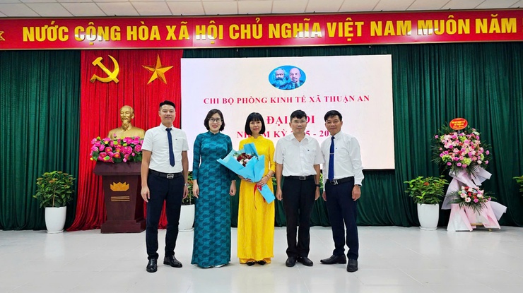 Đại hội Chi bộ cơ quan HĐND xã và Chi bộ Phòng Kinh tế xã lần thứ nhất, nhiệm kỳ 2025 - 2030- Ảnh 2.