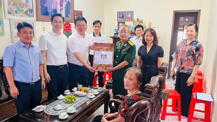 Thăm hỏi, tặng quà gia đình chính sách nhân ngày Thương binh – Liệt sỹ 27/7- Ảnh 3.