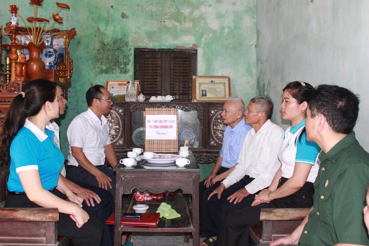 Uỷ ban MTTQ Việt Nam và các tổ chức chính trị phường Chương Mỹ tri ân các gia đình chính sách nhân kỷ niệm 78 năm ngày Thương binh - Liệt sỹ 27/7/2025- Ảnh 2.