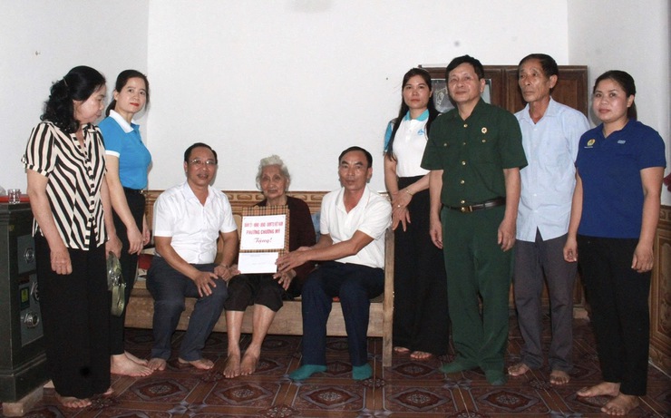 Uỷ ban MTTQ Việt Nam và các tổ chức chính trị phường Chương Mỹ tri ân các gia đình chính sách nhân kỷ niệm 78 năm ngày Thương binh - Liệt sỹ 27/7/2025- Ảnh 3.