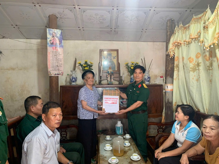 Uỷ ban MTTQ Việt Nam và các tổ chức chính trị phường Chương Mỹ tri ân các gia đình chính sách nhân kỷ niệm 78 năm ngày Thương binh - Liệt sỹ 27/7/2025- Ảnh 6.