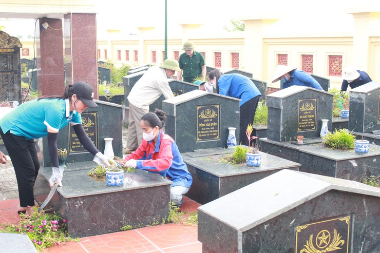 Uỷ ban MTTQ Việt Nam và các tổ chức chính trị phường Chương Mỹ tri ân các gia đình chính sách nhân kỷ niệm 78 năm ngày Thương binh - Liệt sỹ 27/7/2025- Ảnh 9.