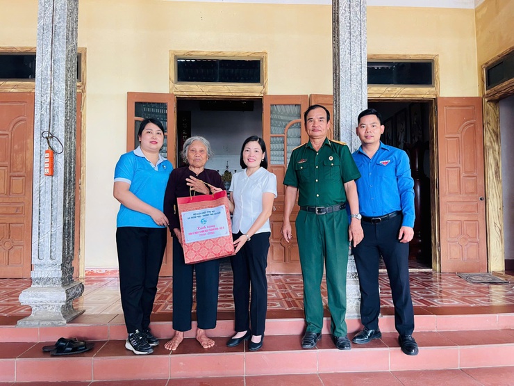 Uỷ ban MTTQ Việt Nam, các đoàn thể xã Trần Phú: tặng 16 xuất quà cho gia đình chính sách, người có công với cách mạng- Ảnh 3.
