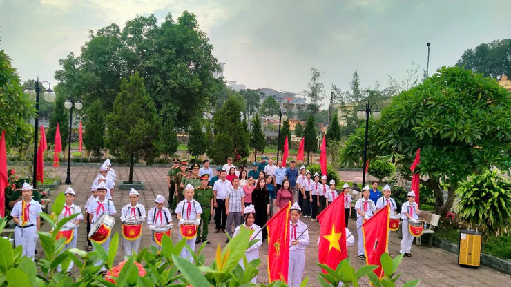 Xã Hồng Sơn dâng hương tưởng niệm các Anh hùng liệt sỹ nhân Kỷ niệm 78 năm Ngày Thương binh - Liệt sỹ 27/7- Ảnh 4.