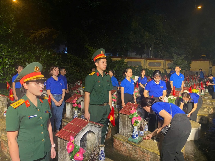 ĐOÀN THANH NIÊN XÃ GIA LÂM TRI ÂN CÁC MẸ VIỆT NAM ANH HÙNG, CÁC ANH HÙNG LIỆT SĨ NHÂN KỶ NIỆM 78 NĂM NGÀY THƯƠNG BINH - LIỆT SĨ (27/7/1947 - 27/7/2025)- Ảnh 4.