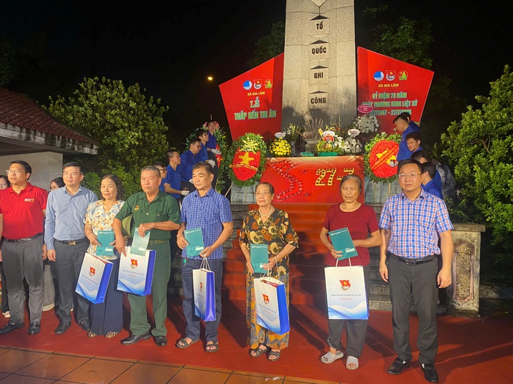 ĐOÀN THANH NIÊN XÃ GIA LÂM TRI ÂN CÁC MẸ VIỆT NAM ANH HÙNG, CÁC ANH HÙNG LIỆT SĨ NHÂN KỶ NIỆM 78 NĂM NGÀY THƯƠNG BINH - LIỆT SĨ (27/7/1947 - 27/7/2025)- Ảnh 7. ĐOÀN THANH NIÊN XÃ GIA LÂM TRI ÂN CÁC MẸ VIỆT NAM ANH HÙNG, CÁC ANH HÙNG LIỆT SĨ NHÂN KỶ NIỆM 78 NĂM NGÀY THƯƠNG BINH - LIỆT SĨ (27/7/1947 - 27/7/2025)- Ảnh 7.