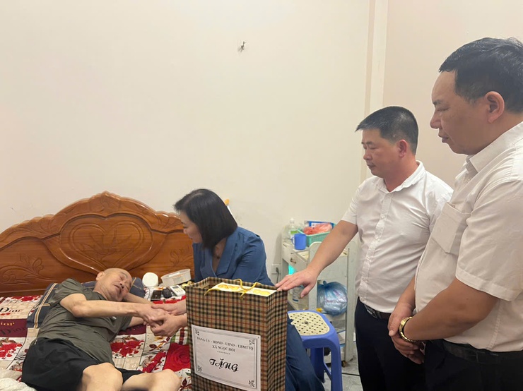 Lãnh đạo xã Ngọc Hồi thăm, tặng quà các thương, bệnh binh, gia đình chính sách tiêu biểu- Ảnh 5.