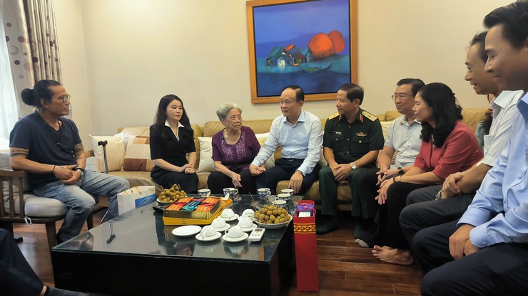 Chủ tịch HĐND Thành phố Nguyễn Ngọc Tuấn thăm, tặng quà gia đình người có công trên địa bàn phường Hai Bà Trưng nhân kỷ niệm 78 năm Ngày Thương binh - Liệt sĩ- Ảnh 2.