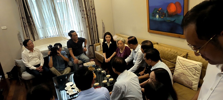 Chủ tịch HĐND Thành phố Nguyễn Ngọc Tuấn thăm, tặng quà gia đình người có công trên địa bàn phường Hai Bà Trưng nhân kỷ niệm 78 năm Ngày Thương binh - Liệt sĩ- Ảnh 1.