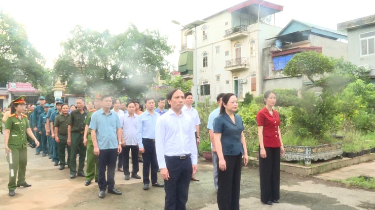 Lãnh đạo xã Vân Đình dâng hương tưởng niệm các anh hùng, liệt sĩ- Ảnh 2.