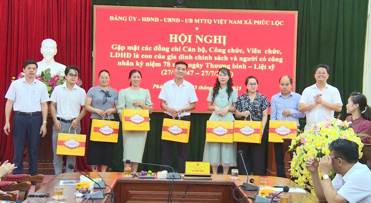 Phúc Lộc tổ chức Hội nghị gặp mặt cán bộ, công chức, viên chức, lao động hợp đồng là con của gia đình chính sách và người có công- Ảnh 3.