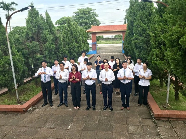 TRUNG TÂM VĂN HOÁ THÔNG TIN VÀ THỂ THAO XÃ NỘI BÀI, BAN QUẢN LÝ DỰ ÁN XÃ NỘI BÀI TỔ CHỨC THĂM VIẾNG NGHĨA TRANG LIỆT SĨ- Ảnh 1.
