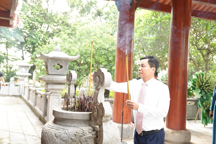 Trang nghiêm lễ dâng hương tưởng niệm các Anh hùng Liệt sĩ tại xã Thạch Thất- Ảnh 1.