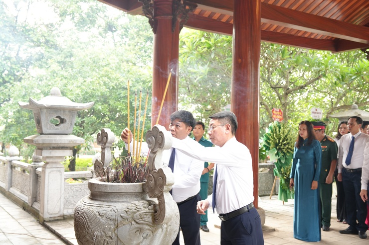 Trang nghiêm lễ dâng hương tưởng niệm các Anh hùng Liệt sĩ tại xã Thạch Thất- Ảnh 2.