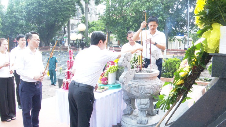 CÁC ĐỒNG CHÍ LÃNH ĐẠO CÁC XÃ ĐÔNG ANH, THƯ LÂM, PHÚC THỊNH, THIÊN LỘC VÀ VĨNH THANH THÀNH KÍNH DÂNG HƯƠNG TẠI NGHĨA TRANG LIỆT SỸ ĐÔNG ANH- Ảnh 6.