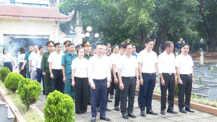 CÁC ĐỒNG CHÍ LÃNH ĐẠO CÁC XÃ ĐÔNG ANH, THƯ LÂM, PHÚC THỊNH, THIÊN LỘC VÀ VĨNH THANH THÀNH KÍNH DÂNG HƯƠNG TẠI NGHĨA TRANG LIỆT SỸ ĐÔNG ANH- Ảnh 9.