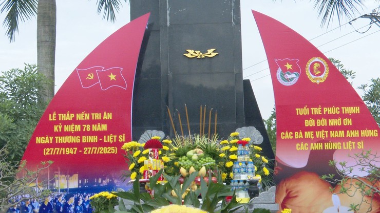 CÁC ĐỒNG CHÍ LÃNH ĐẠO CÁC XÃ ĐÔNG ANH, THƯ LÂM, PHÚC THỊNH, THIÊN LỘC VÀ VĨNH THANH THÀNH KÍNH DÂNG HƯƠNG TẠI NGHĨA TRANG LIỆT SỸ ĐÔNG ANH- Ảnh 13.