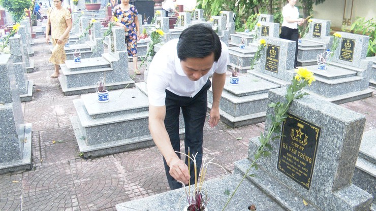 CÁC ĐỒNG CHÍ LÃNH ĐẠO CÁC XÃ ĐÔNG ANH, THƯ LÂM, PHÚC THỊNH, THIÊN LỘC VÀ VĨNH THANH THÀNH KÍNH DÂNG HƯƠNG TẠI NGHĨA TRANG LIỆT SỸ ĐÔNG ANH- Ảnh 12.