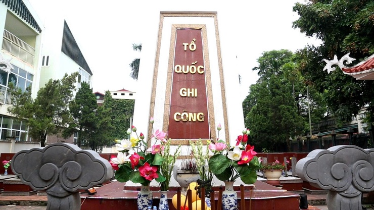 Lãnh đạo phường Dương Nội viếng Nghĩa trang Liệt sỹ phường nhân kỷ niệm 78 năm Ngày Thương binh - Liệt sỹ- Ảnh 1.