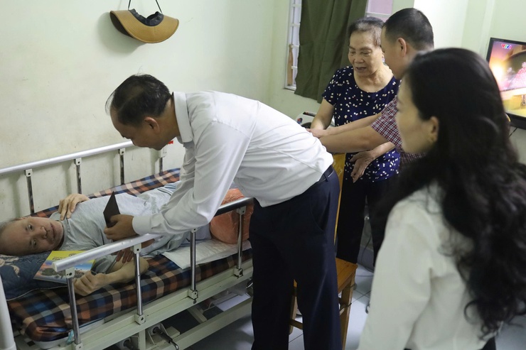 Phường Tây Hồ trang trọng dâng hương tại các nhà bia tưởng niệm trên địa bàn phường nhân kỷ niệm 78 năm Ngày thương binh liệt sỹ (27/7/1947-27/7/2025)- Ảnh 10.