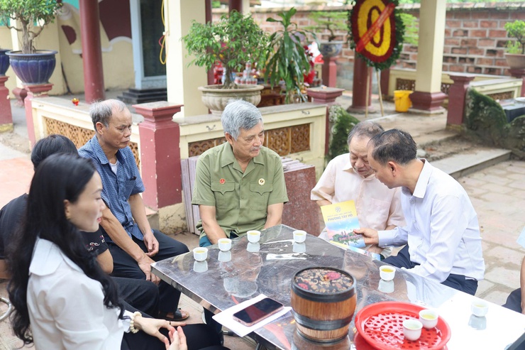 Phường Tây Hồ trang trọng dâng hương tại các nhà bia tưởng niệm trên địa bàn phường nhân kỷ niệm 78 năm Ngày thương binh liệt sỹ (27/7/1947-27/7/2025)- Ảnh 9.