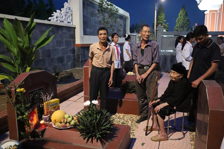 Lễ thắp nến tri ân – biểu tượng lòng biết ơn sâu sắc của Đảng bộ, Chính quyền và Nhân dân Minh Châu- Ảnh 13.