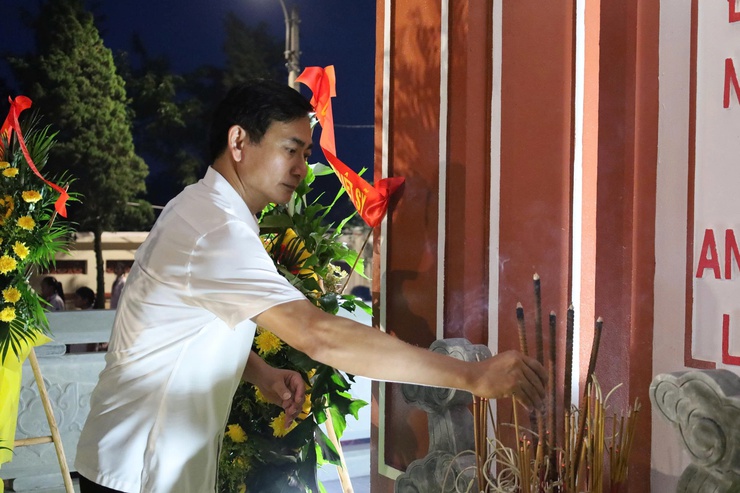 Lễ thắp nến tri ân – biểu tượng lòng biết ơn sâu sắc của Đảng bộ, Chính quyền và Nhân dân Minh Châu- Ảnh 4.