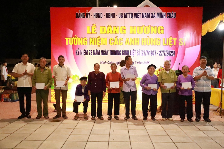 Lễ thắp nến tri ân – biểu tượng lòng biết ơn sâu sắc của Đảng bộ, Chính quyền và Nhân dân Minh Châu- Ảnh 10.