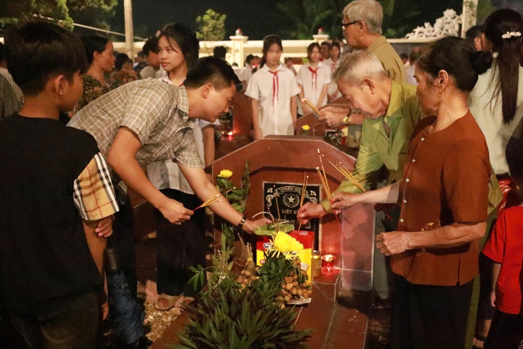 Lễ thắp nến tri ân – biểu tượng lòng biết ơn sâu sắc của Đảng bộ, Chính quyền và Nhân dân Minh Châu- Ảnh 11.