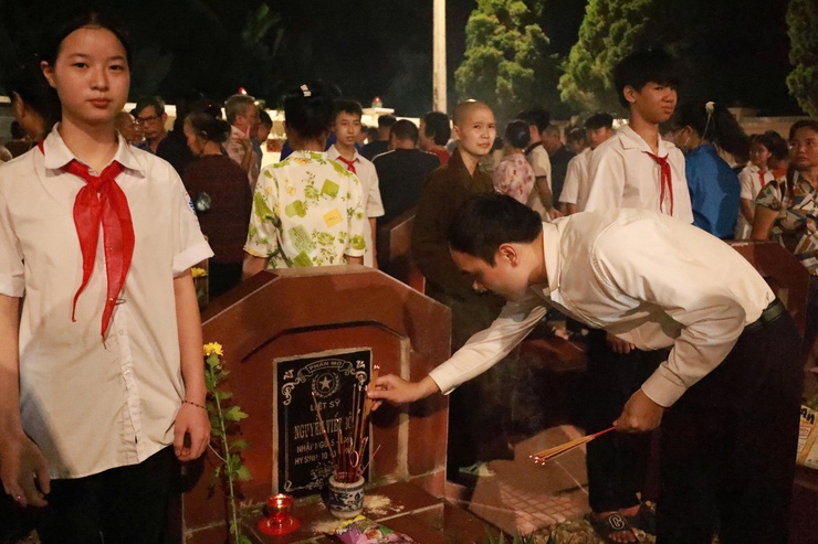 Lễ thắp nến tri ân – biểu tượng lòng biết ơn sâu sắc của Đảng bộ, Chính quyền và Nhân dân Minh Châu- Ảnh 12.