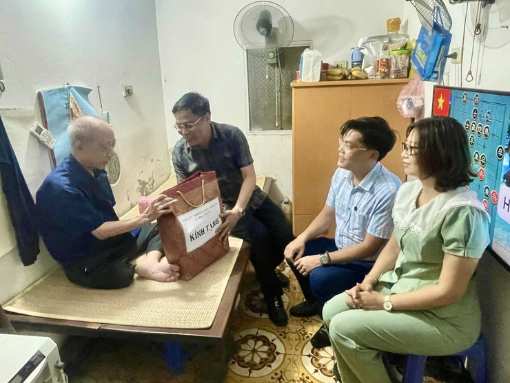 XÃ ĐẠI THANH: THĂM TẶNG QUÀ TRI ÂN CÁC THƯƠNG BỆNH BINH CÓ HOÀN CẢNH KHÓ KHĂN TRÊN ĐỊA BÀN - Ảnh 1.