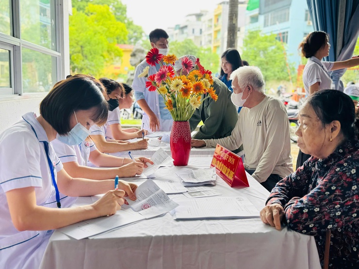 Xã Thanh Trì: Khám bệnh, tư vấn sức khỏe, cấp thuốc cho 273 trường hợp người có công, đối tượng chính sách nhân ngày Thương binh liệt sĩ- Ảnh 3.