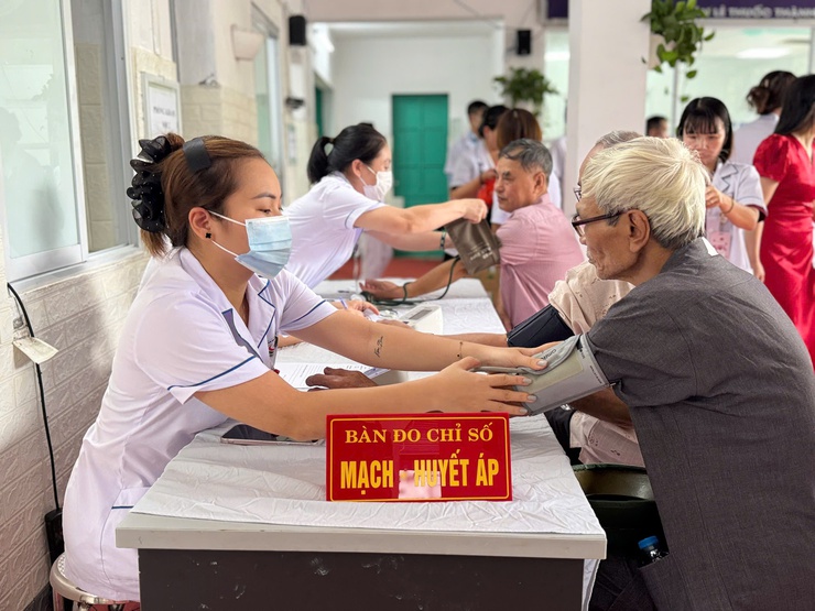 Xã Thanh Trì: Khám bệnh, tư vấn sức khỏe, cấp thuốc cho 273 trường hợp người có công, đối tượng chính sách nhân ngày Thương binh liệt sĩ- Ảnh 4.