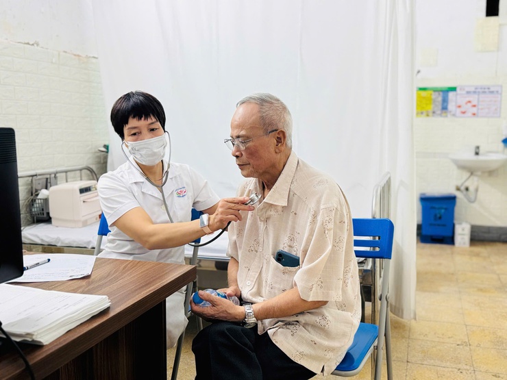Xã Thanh Trì: Khám bệnh, tư vấn sức khỏe, cấp thuốc cho 273 trường hợp người có công, đối tượng chính sách nhân ngày Thương binh liệt sĩ- Ảnh 5.