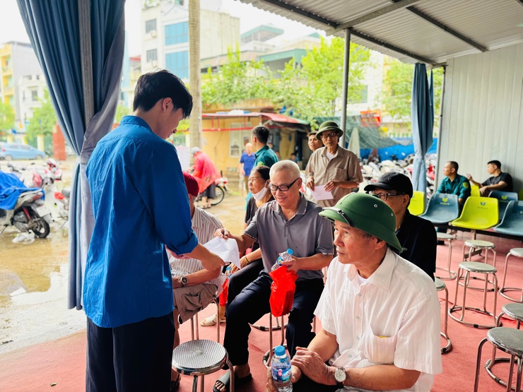 Xã Thanh Trì: Khám bệnh, tư vấn sức khỏe, cấp thuốc cho 273 trường hợp người có công, đối tượng chính sách nhân ngày Thương binh liệt sĩ- Ảnh 7.