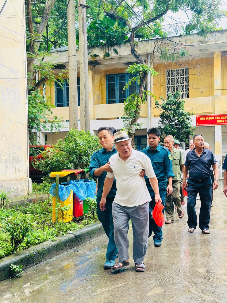 Xã Thanh Trì: Khám bệnh, tư vấn sức khỏe, cấp thuốc cho 273 trường hợp người có công, đối tượng chính sách nhân ngày Thương binh liệt sĩ- Ảnh 9.
