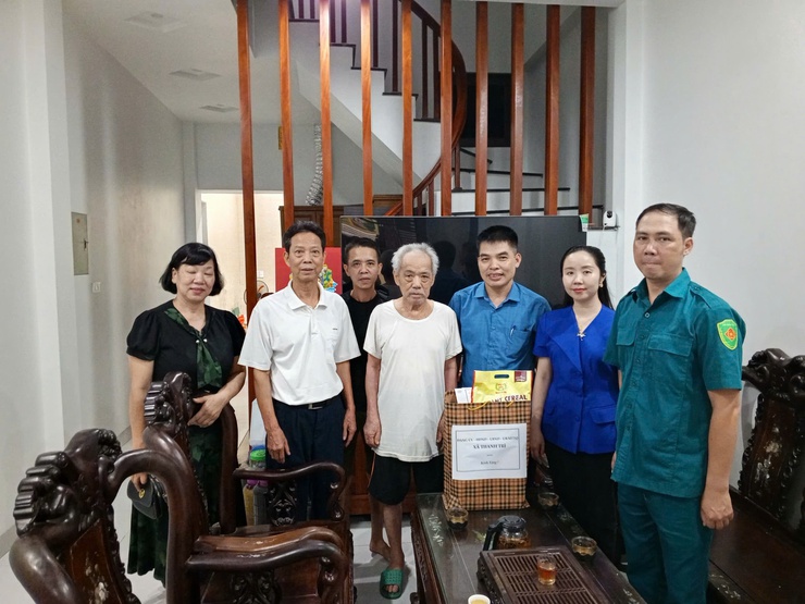 PHÓ CHỦ TỊCH UBND XÃ THANH TRÌ NGUYỄN VĂN LỢI THĂM, TẶNG QUÀ GIA ĐÌNH CHÍNH SÁCH, NGƯỜI CÓ CÔNG- Ảnh 1.