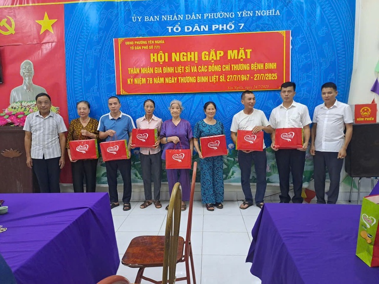 Gặp mặt tri ân nhân dịp 78 năm Ngày Thương binh – Liệt sĩ tại tổ dân phố 7Y phường Yên Nghĩa- Ảnh 1.