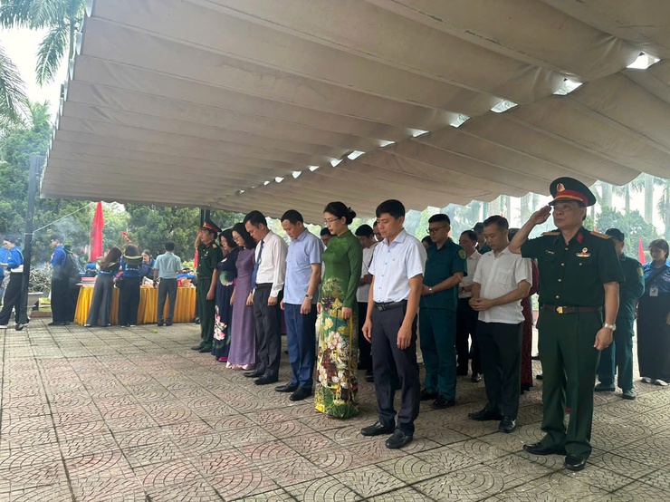 Phường Láng: Dâng Hương Tưởng Niệm Các Anh Hùng Liệt Sĩ Tại Nghĩa Trang Thành Phố Hà Nội- Ảnh 2.