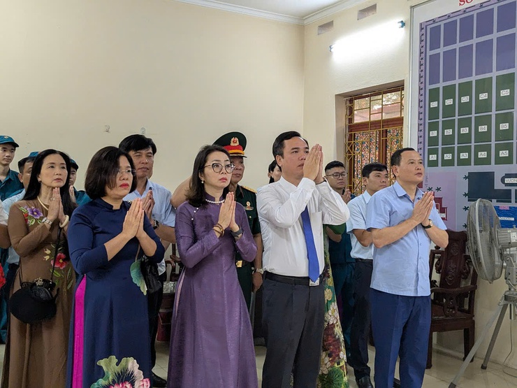 Phường Láng: Dâng Hương Tưởng Niệm Các Anh Hùng Liệt Sĩ Tại Nghĩa Trang Thành Phố Hà Nội- Ảnh 9.