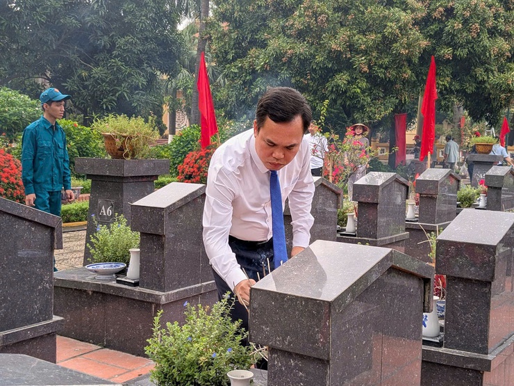Phường Láng: Dâng Hương Tưởng Niệm Các Anh Hùng Liệt Sĩ Tại Nghĩa Trang Thành Phố Hà Nội- Ảnh 3.