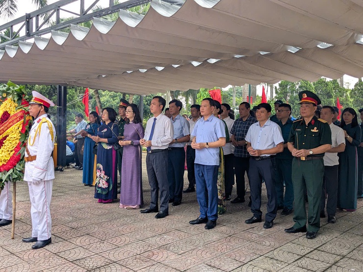 Phường Láng: Dâng Hương Tưởng Niệm Các Anh Hùng Liệt Sĩ Tại Nghĩa Trang Thành Phố Hà Nội- Ảnh 1.