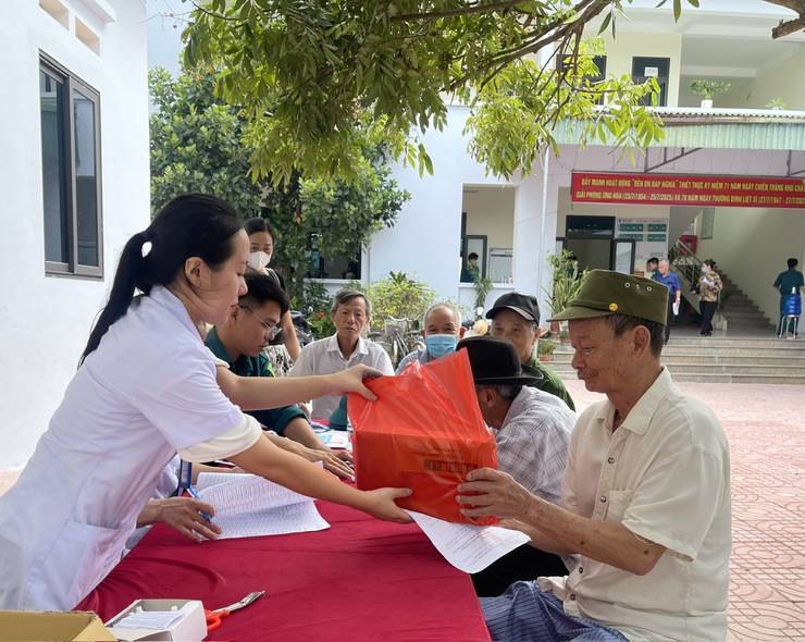 Khám, tư vấn sức khỏe, cấp phát thuốc miễn phí cho hơn 300 đối tượng chính sách nhân kỷ niệm 78 năm Ngày Thương binh - Liệt sĩ.- Ảnh 12.