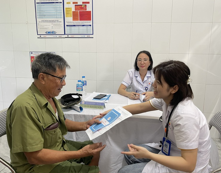 Khám, tư vấn sức khỏe, cấp phát thuốc miễn phí cho hơn 300 đối tượng chính sách nhân kỷ niệm 78 năm Ngày Thương binh - Liệt sĩ.- Ảnh 7.