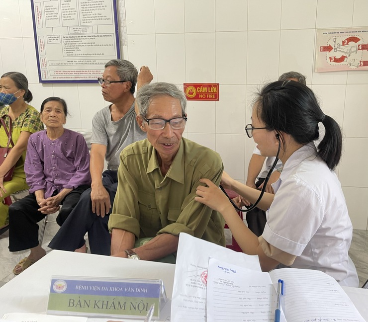 Khám, tư vấn sức khỏe, cấp phát thuốc miễn phí cho hơn 300 đối tượng chính sách nhân kỷ niệm 78 năm Ngày Thương binh - Liệt sĩ.- Ảnh 5.